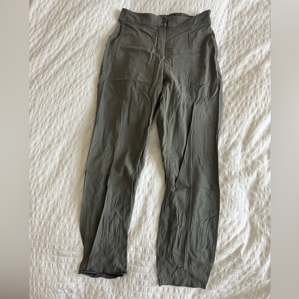 Army green Lululemon pants, so soft and comfortable, barely worn, true to size